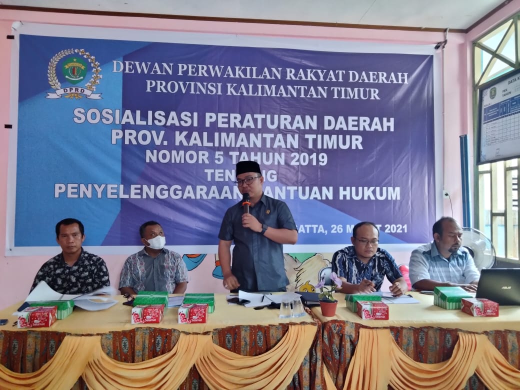 BERIKAN PEMAHAMAN : M Nasiruddin (berdiri) saat membuka acara Sosper terkait penyelenggaraan bantuan hukum di Dapilnya Kutai Timur kemarin.