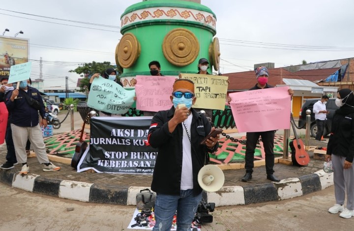 KECAM: Ketua AJKT Sukriadi (depan) saat menyuarakan kecaman terhadap pers.