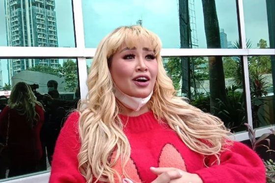 Ada apa dengan Pinkan Mambo sampai jual semua perabot bekas di rumahnya