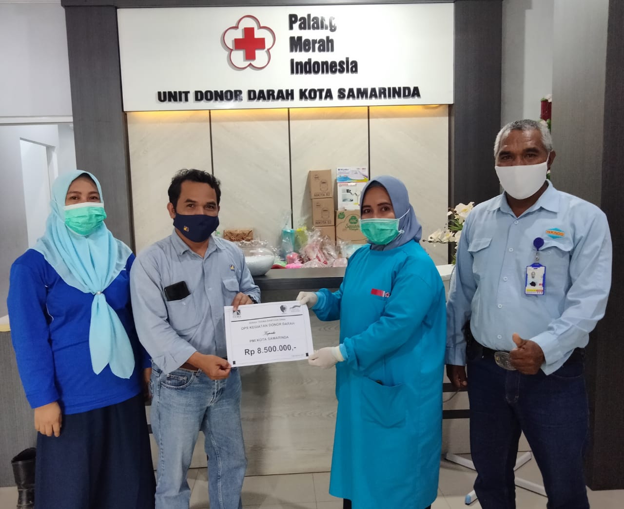 SERAHKAN BANTUAN : Edwan Akhrizani (dua kiri) saat menyerahkan bantuan ke PMI Samarinda. Yang diterima langsung dr Helda Fitriany.