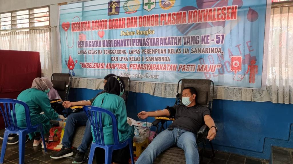 Kalapas Kelas IIA Tenggarong, Agus Dwi Rijanto, paling kanan ikut hadir donorkan darahnya.