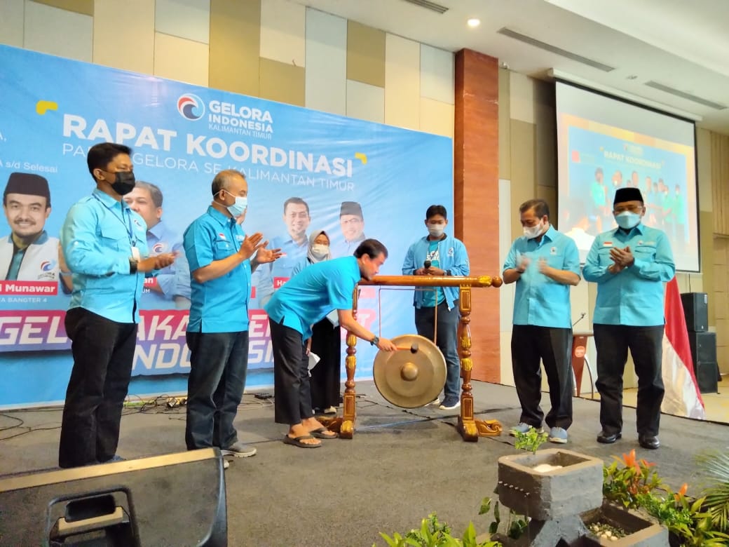 RESMIKAN : Ketua Bangter IV DPN Partai Gelora Indonesia H Rofi Munawar saat pukul gong menandai Rakor Partai Gelora Resmi dibuka.
