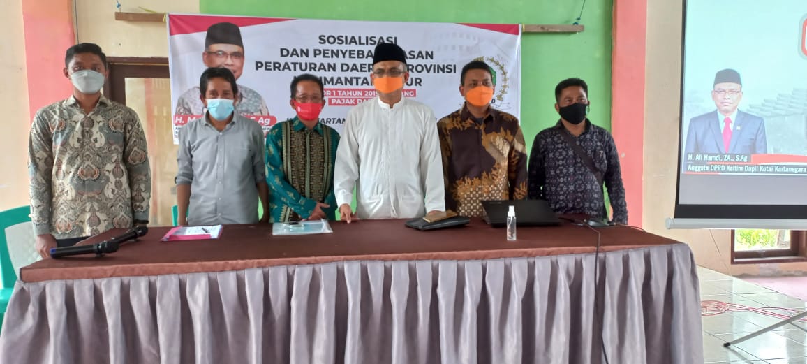 Anggota DPRD Kaltim, H Ali Hamdi (tiga kanan) foto bersama di acara penyampaian Sosper Pajak di Desa Tanjung Limau, Kecamatan Muara Badak.