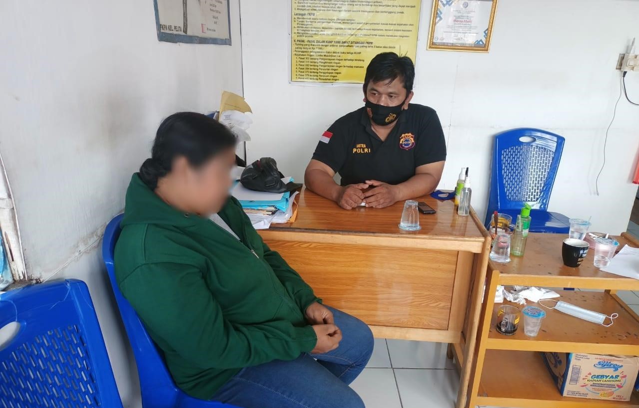 Ibu rumah tangga berinisial MD saat diamankan di Pos FKPM Pelita karena diduga menggelapkan motor temannya.