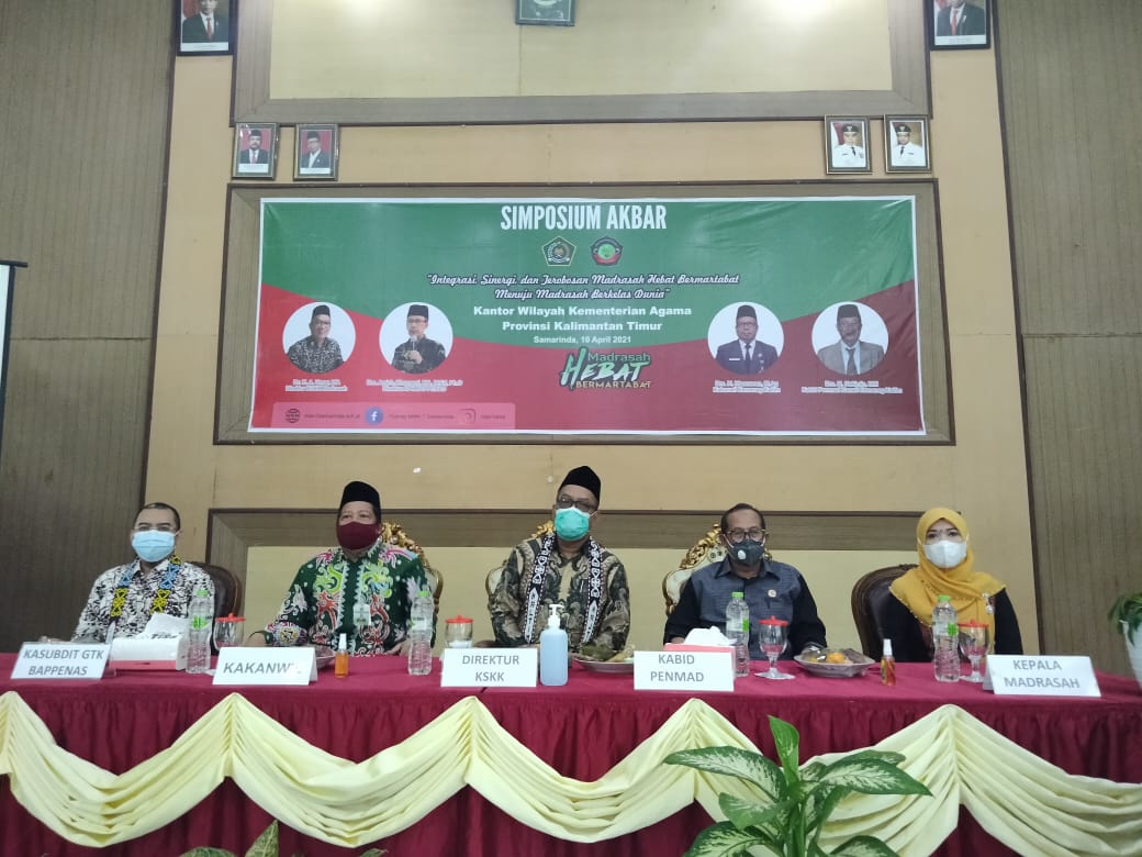 SIMPOSIUM : Ummi Puji Astutik (paling kanan) saat menggelar acara Simposium