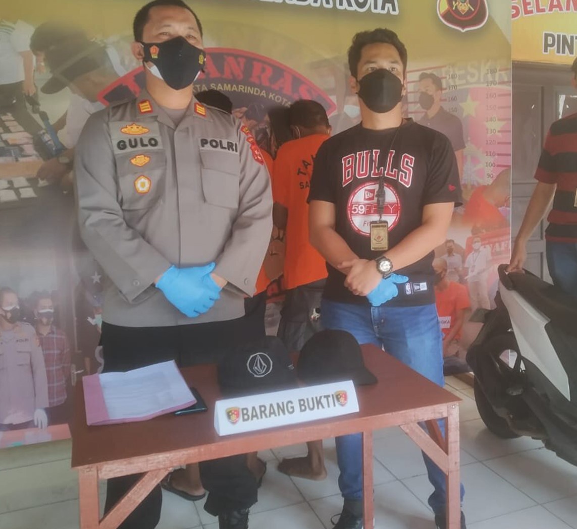 Kapolsek Samarinda Kota, AKP Creato Sonitehe Gulo (kiri) saat konferensi pers di Mapolsek Samarinda Kota, Selasa (13/4/2021).