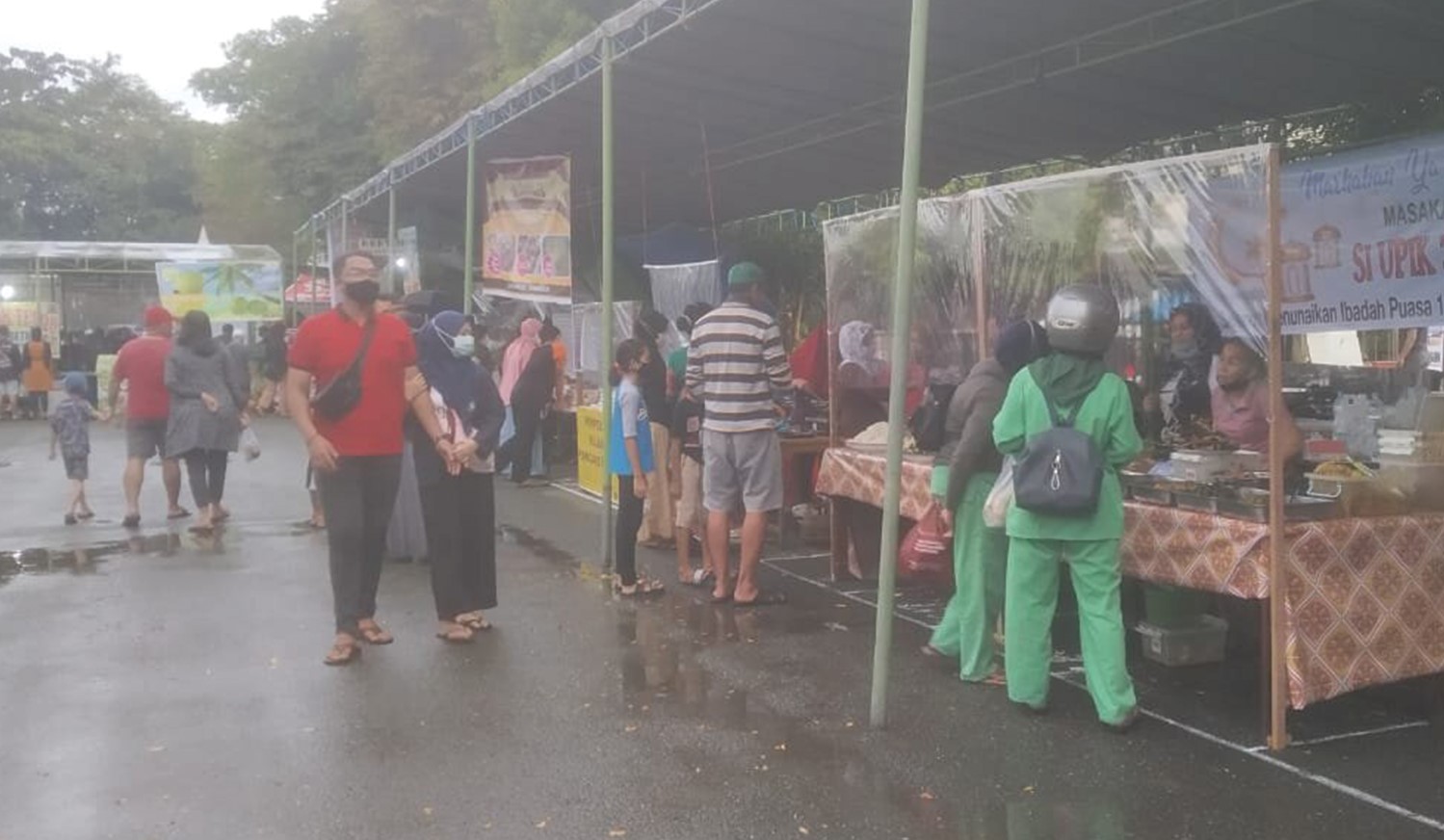 Suasana Wisata Belanja Ramadhan 2021 di Halaman GOR Segiri Samarinda, Selasa (13/4/2021).