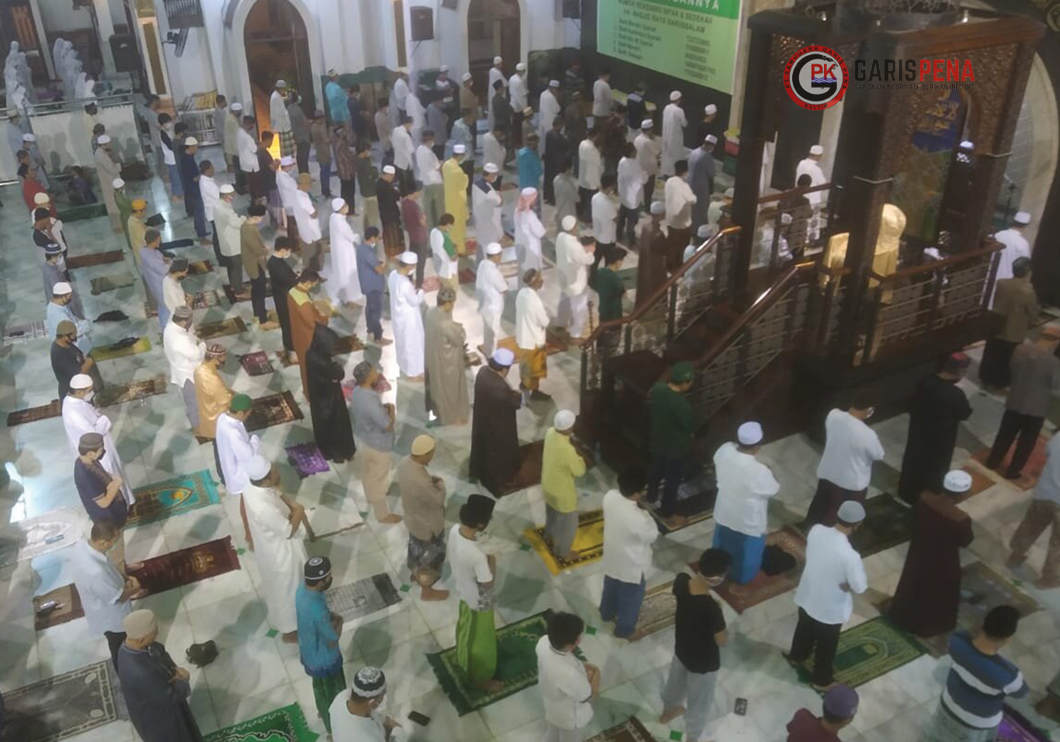 Suasana salat tarawih di Masjid Raya Darussalam.
