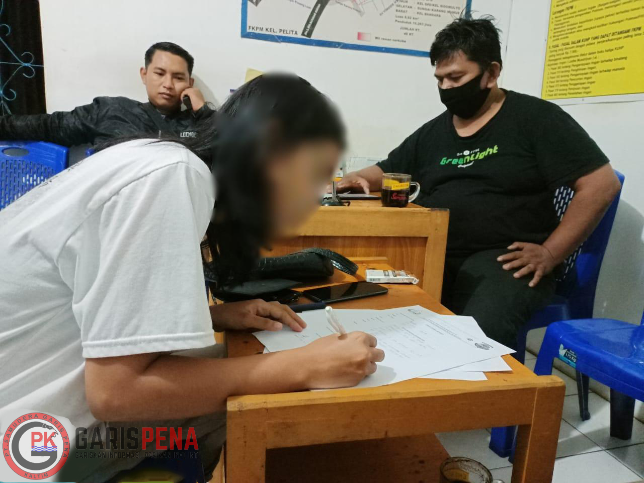 Korban saat melaporkan kasus pemerkosaan yang dialaminya kepada Ketua FKPM Pelita Marno Mukti.