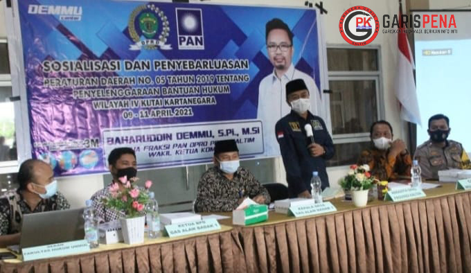 Anggota DPRD Kaltim Baharuddin Demmu (berdiri) saat membuka acara terkait Sosper Bantuan Hukum Kemarin.