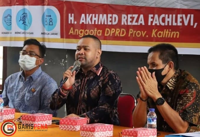 Anggota DPRD Kaltim Akhmed Reza Fachlevi (tengah) saat membuka secara resmi kegiatan Sosper di Kecamatan Samboja.