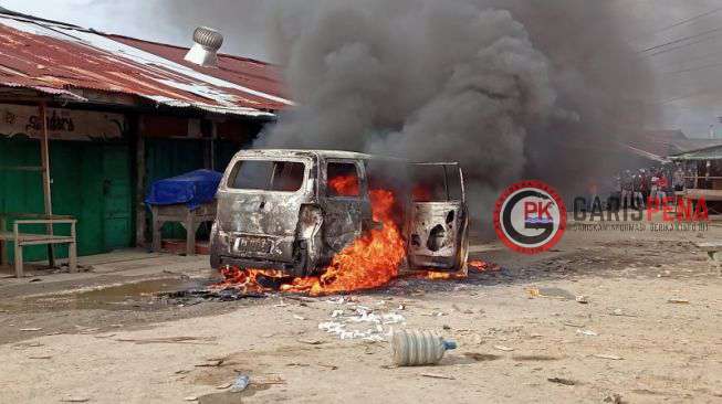 Satu unit mobil milik pelaku penganiayaan di pasar sentral Remu Kota Sorong yang dibakar massa, Senin (19/4) sore.