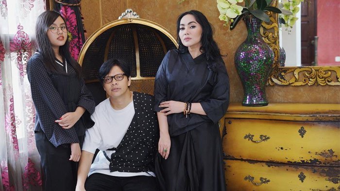 Armand Maulana bersama Dewi Gita dan sang putri