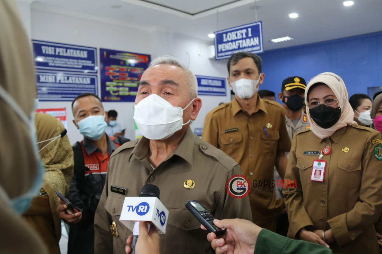 PERESMIAN : Kepala Bapenda Kaltim Hj Ismiati (kanan) saat mendampingi Gubernur Kaltim Isran Noor wawancara bersama awak di acara peresmian kantor Samsat Tenggarong Seberang Kemarin.