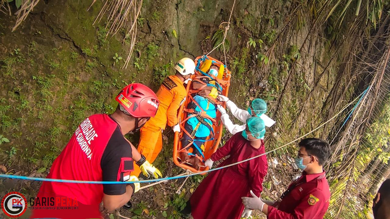 Tim SAR gabungan bersama Damkar Samarinda mengevakuasi seorang pria yang memiliki penyakit strok di atas gunung