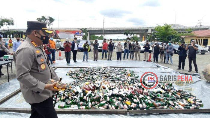 pemusnahan 1.051 miras di lapangan Polresta Samarinda