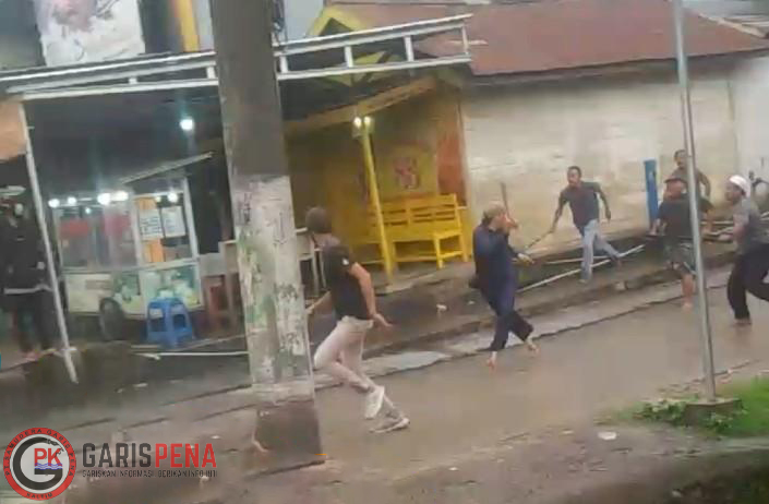 Aksi Kejar-kejaran antara pekerja sawit dan pengemudi motor yang membawa senjata tajam, berselisih paham di Gang Real Samarinda Seberang