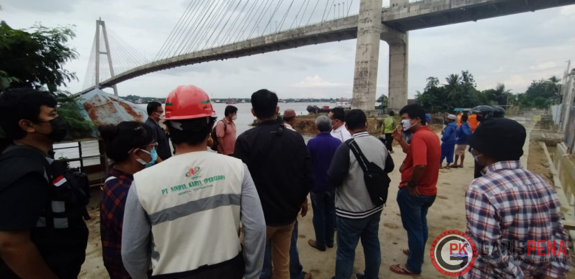 Perwakilan kontraktor berada di lokasi tanah longsor.