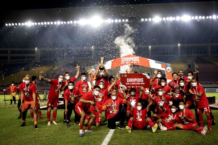 Euforia Pemain Persija Angkat Trofi Piala Menpora