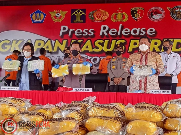 Jumpa pers di Lapangan Bhayangkara, Rabu (28/4).