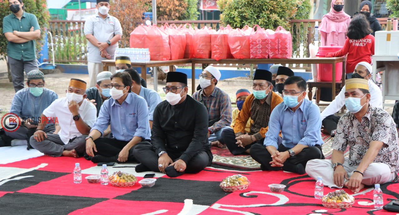 Ketua AJKT Kutim Sukriadi (baju putih) dan Wakil Bupati Kutim Kasmidi Bulang (baju hitam) saat hadir bersama di acara Bukber.