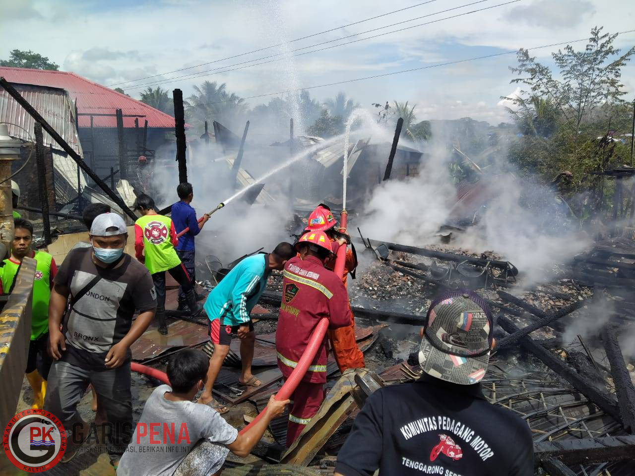 Petugas pemadam saat menjinakkan si jago merah di RT 18 Desa Bangun Rejo.