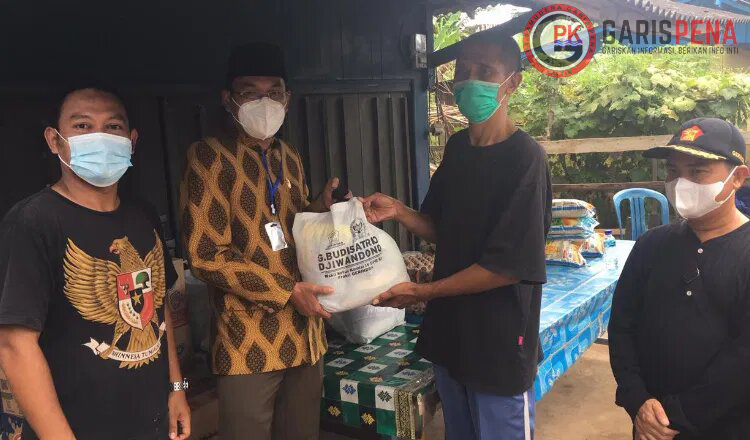 Wakil Ketua DPRD Kukar, H Alif Turiadi, saat berikan bantuan kebakaran di Tenggarong Seberang.