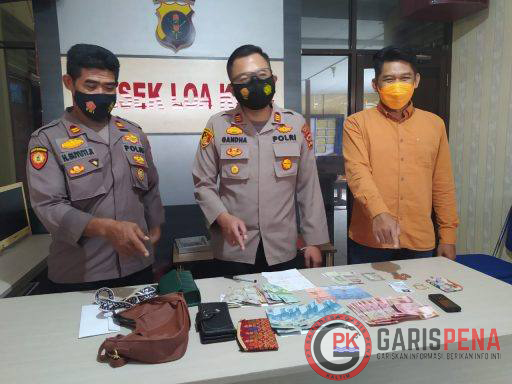 Kapolsek Loa Kulu AKP Gandha Syah Hidayat saat menunjukkan barang bukti hasil pelaku pencopetan.