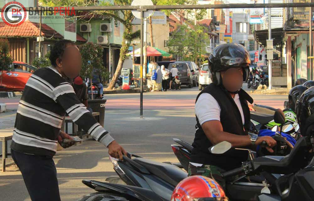 Praktik juru parkir liar di Samarinda.