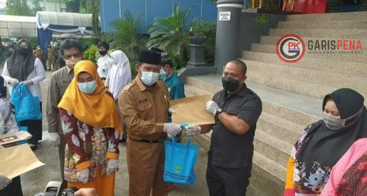 Kepala Dinas Pendidikan dan Kebudayaan Provinsi Kaltim Anwar Sanusi memberikan bantuan kepada masyarakat dalam rangka peringatan Hari Pendidikan Nasional.