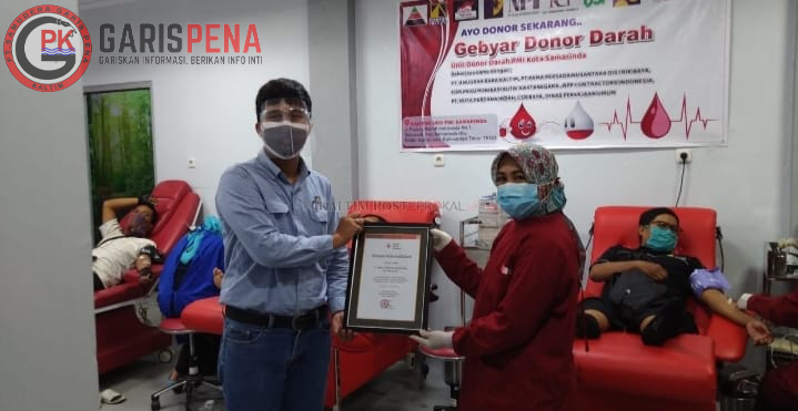 CSR Officer Pama Baya, Ghani Rasyid Ning  (kiri) menerima penghargaan dari PMI Kota Samarinda atas partisipasinya sebagai donatur pada kegiatan donor darah dalam rangka pemenuhan stok ditengah Pandemi Covid-19.
