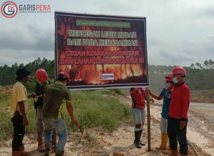Terlihat para personel yang tergabung kedalam RPK PT Sumalindo Hutani Jaya II saat memasang banner pencegahan Karhutla di salah satu kawasan konsesi.