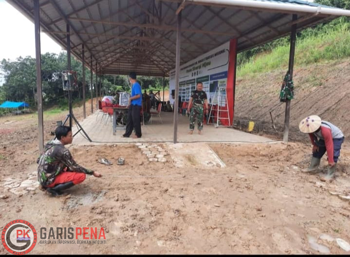 Terlihat Anggota Kodim 0906/Tenggarong dan warga setempat saat melakukan persiapan panggung untuk menyambut Pangdam VI/ Mulawarman