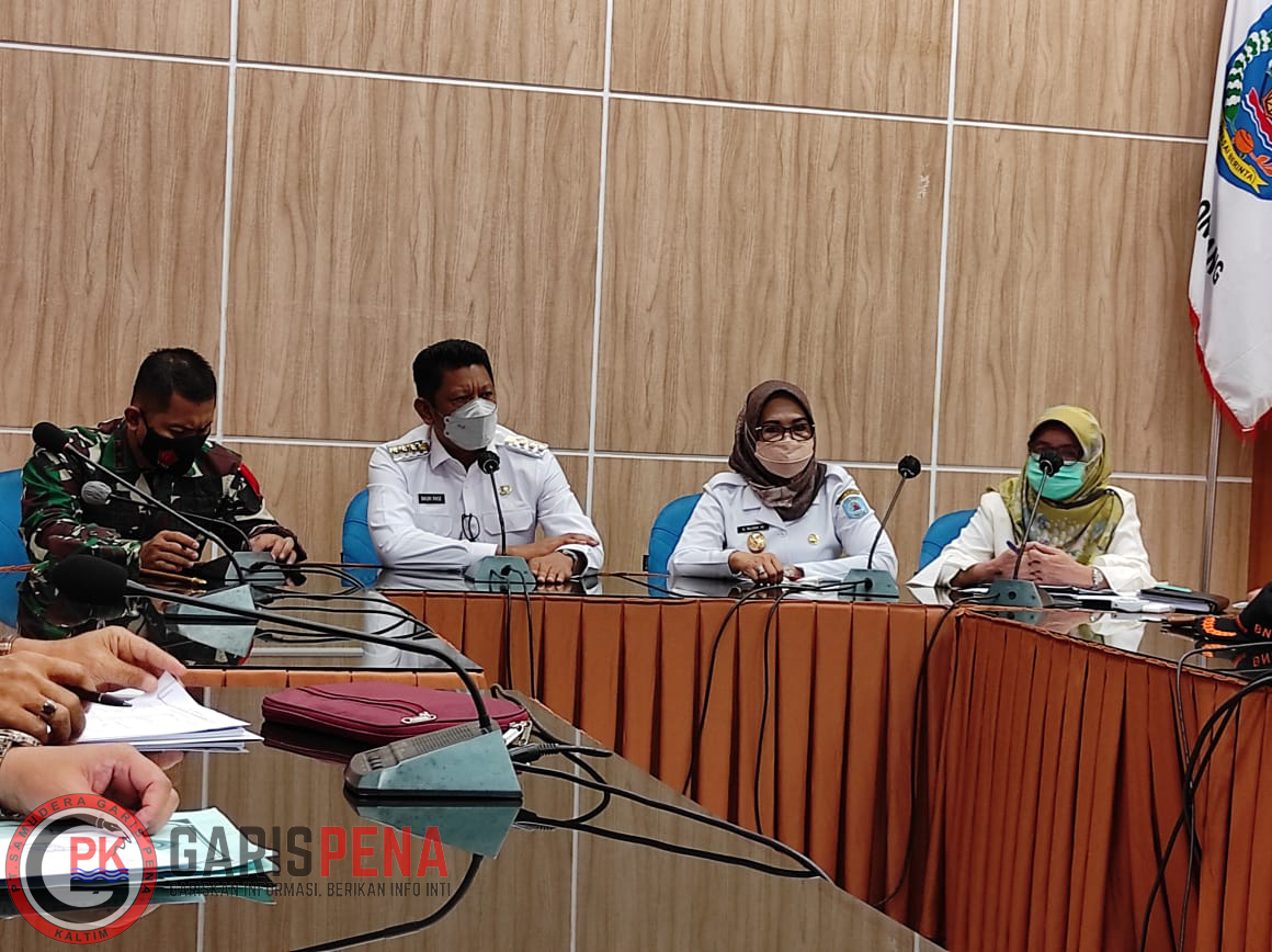 Wali Kota Bontang Basri Rase menggelar rapat evaluasi PPKM Mikro di Kantor Dinas Pemuda, Olahraga, dan Pariwisata (Dispopar), Rabu (5/5/2021)