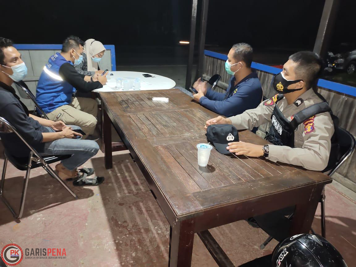 Proses penahanan oleh Satgas Covid-19 Kutim kepada keluarga pasien yang memaksa membawa pulang jasad pasien Covid-19 asal Berau