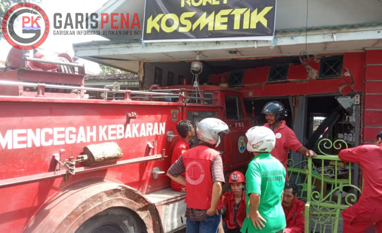 Tampak mobil pemadam milik relawan Rajawali menabrak salah satu rumah warga saat menuju lokasi kebakaran.