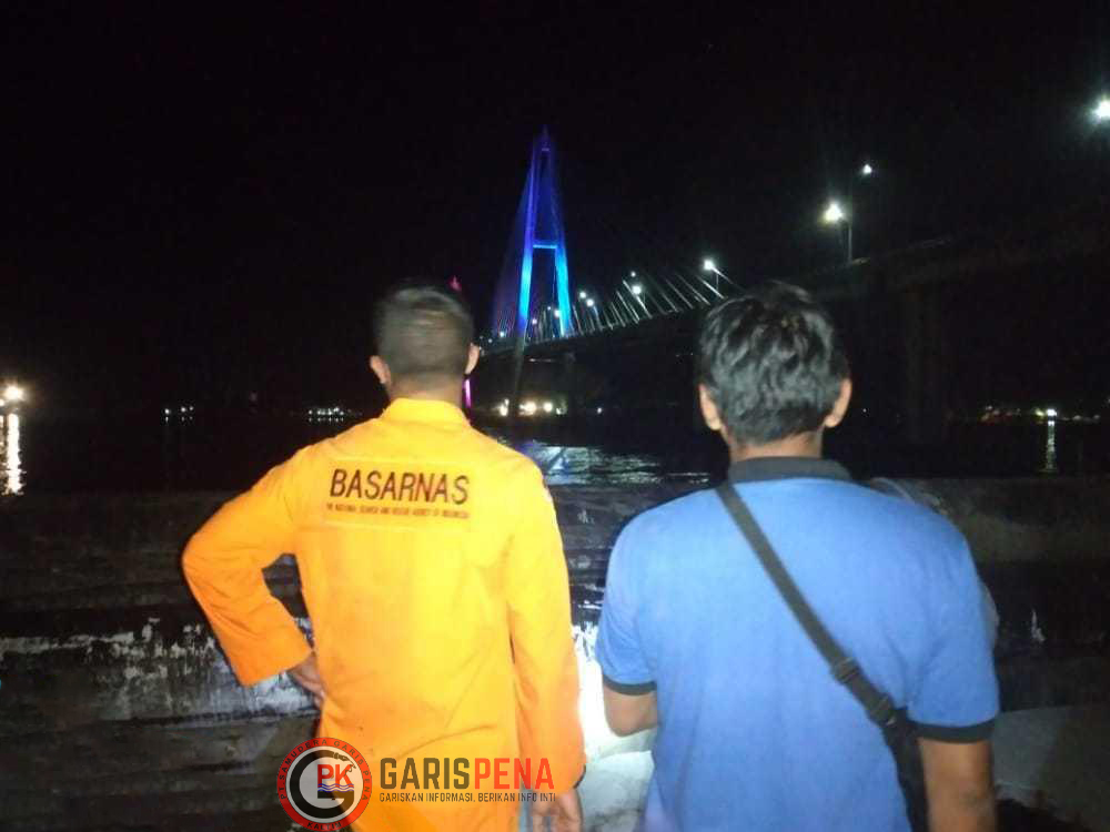 Tim SAR gabungan melakukan persiapan dalam upaya pencarian korban yang dikabarkan meloncat dari Jembatan Mahkota II Samarinda.