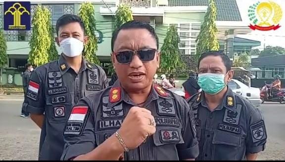 Kalapas Kelas IIA Samarinda M Ilham Agung Setyawan (kacamata hitam) abadikan momen bersama petugas lapas usai gelar pembagian takjil kemarin sore.