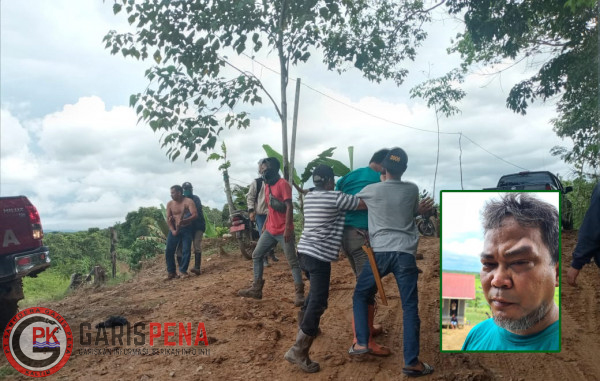 Arfan Boma menunjukkan luka memar di pelipis mata kirinya dan Nampak beberapa orang dengan gestur melerai dan merangkul.