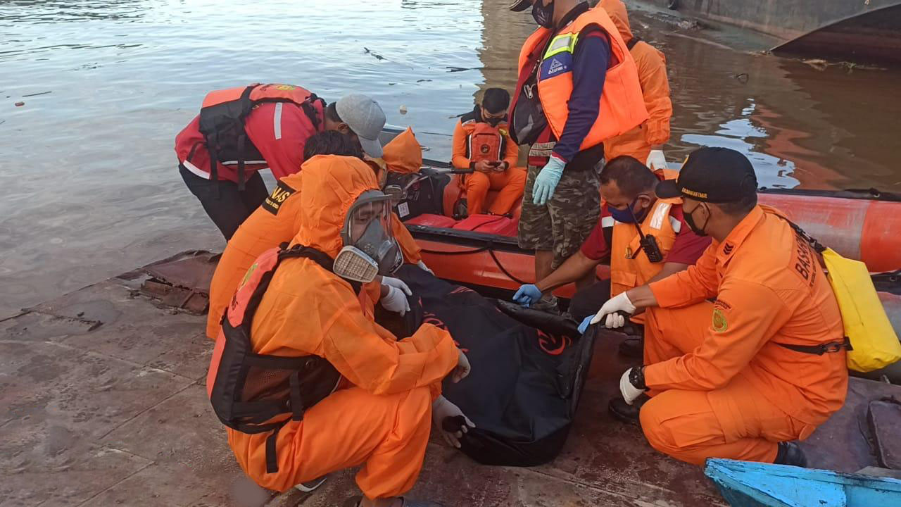 Tim SAR Samarinda berhasil mengevakuasi jasad pemuda berinisial IR yang meloncat dari Jembatan Mahkota II.