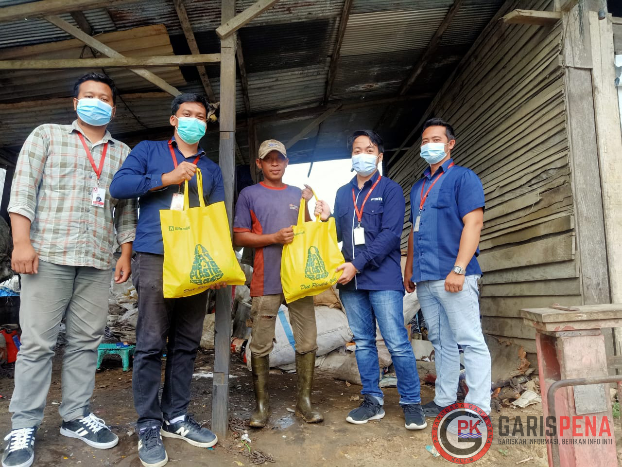 SALURKAN : Terlihat karyawan PT Midi Utama Indonesia Tbk Samarinda saat menyerahkan bantuan paket sembako ke salah satu pemulung di wilayah Samarinda.