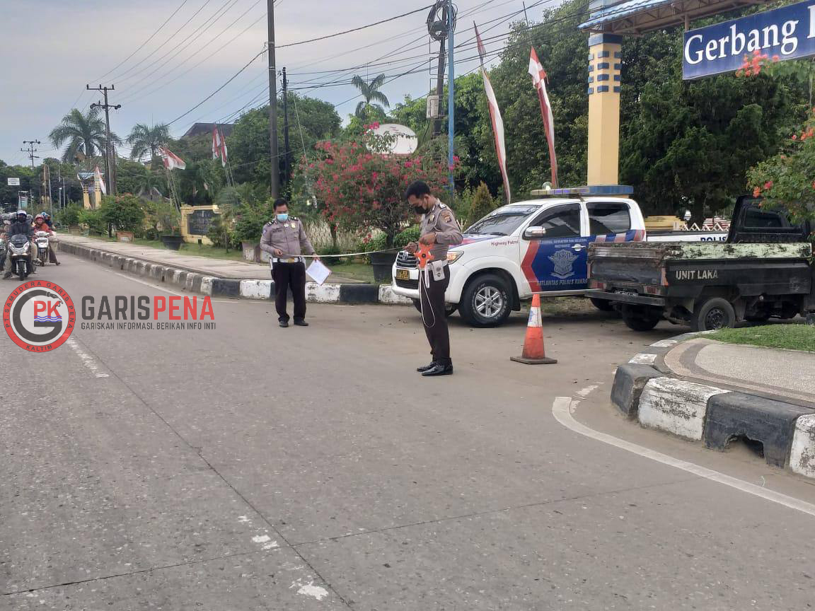Satlantas Polres Kukar saat melakukan olah TKP.