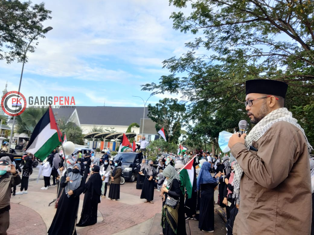 Ketua DPW ABI Kaltim Sayid Thoriq Assegaf (berdiri) saat menyampaikan orasi aksi solidaritas kemanusiaan dukung kemerdekaan rakyat Palestina.