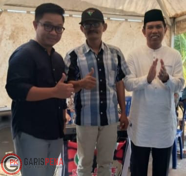 Dua Anggota DPRD Kaltim dari Dapil Kutai Timur Agus Aras (baju putih) dan M Nasiruddin (kemeja hitam) saat mengabadikan momen bersama usai menggelar acara syukuran waktu lalu.