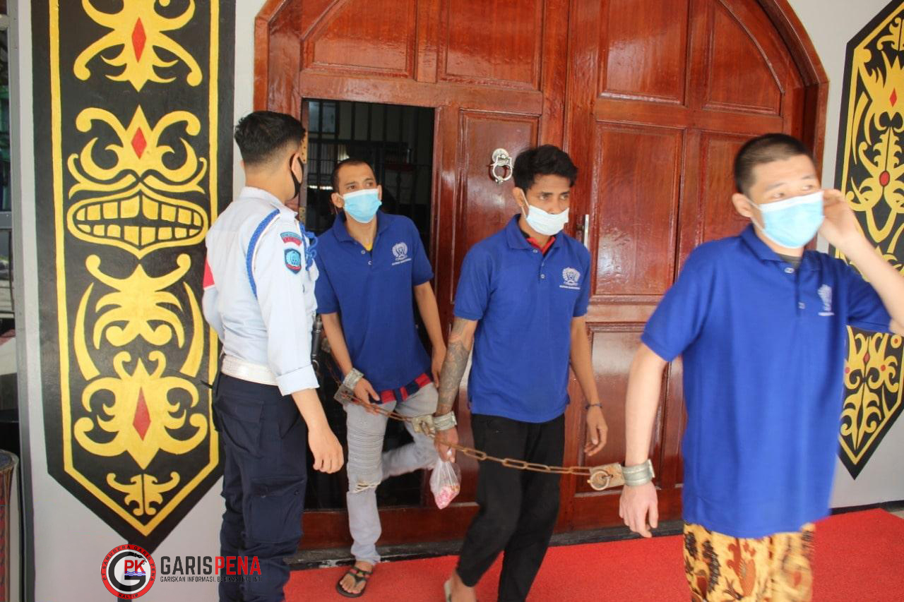 Sebanyak 15 warga binaan pemasyarakatan Rutan Kelas IIA Samarinda tampak dipindahkan menggunakan mobil tahanan ke Lapas Kelas IIA Bontang.