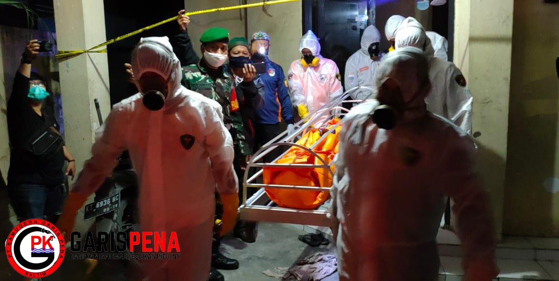 Tim Inafis Polresta Samarinda saat mengevakuasi jasad HN di Mes yang berada di Jalan Gunung Merbabu, Samarinda