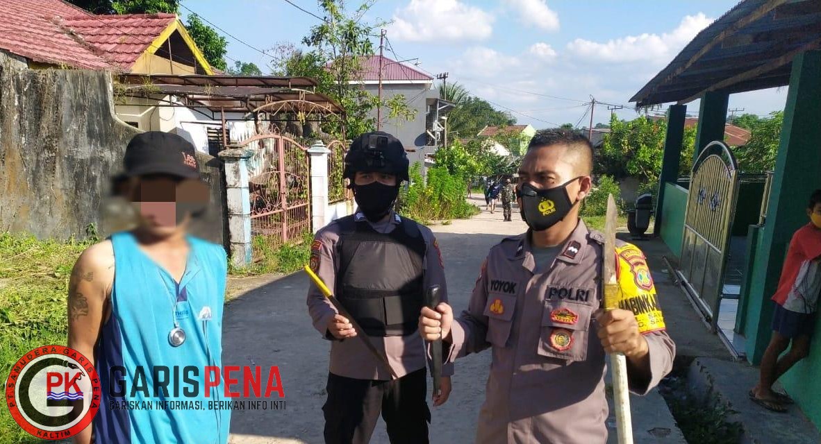 Babinkamtibmas Sambutan mengamankan senjata tajam yang digunakan TF melukai temannya sendiri saat mabuk.