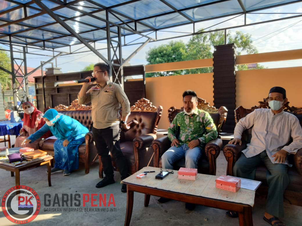 GENCAR : Anggota DPRD Kaltim M Nasiruddin (berdiri) saat memaparkan fungsi dari Bantuan Hukum ke masyarakat Kelurahan Tanjung Laut Indah, Kota Bontang, Kemarin, Sabtu (5/6).