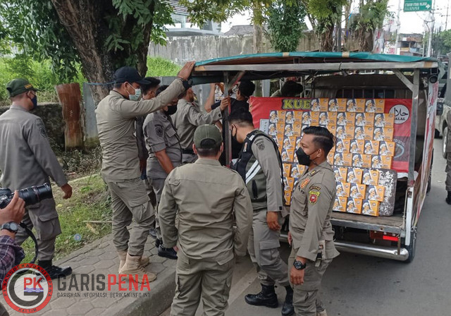 Satpol PP menertibkan PKL di kawasan terlarang
