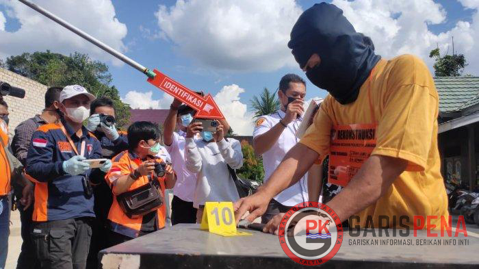 Jajaran Polsek Sungai Pinang saat menggelar rekonstruksi pembunuhan Heru warga Gunung Lingai